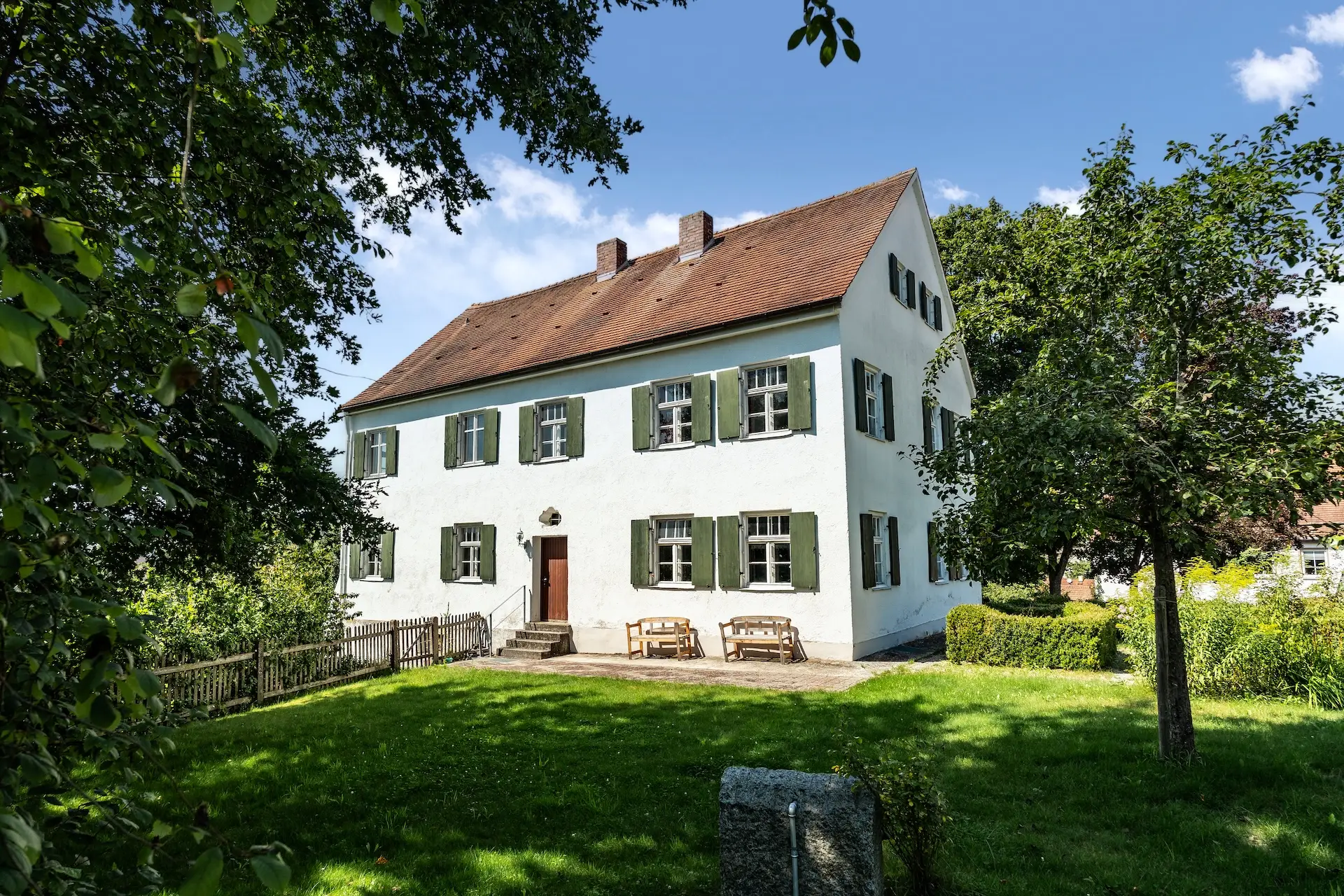 Pfarrhof Siegertshofen mit Garten und Sitzbänken