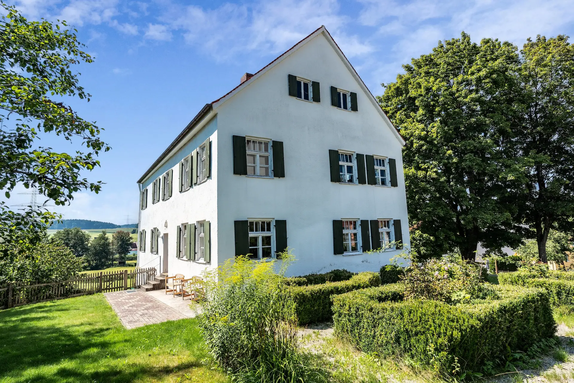 Pfarrhof Siegertshofen mit grünen Fensterläden