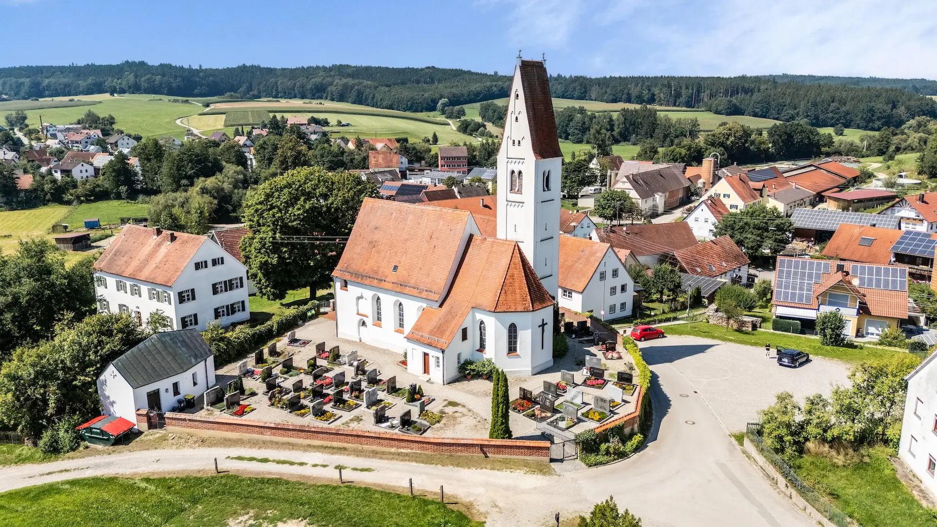 Kirche und Pfarrhof in Siegertshofen aus der Luft