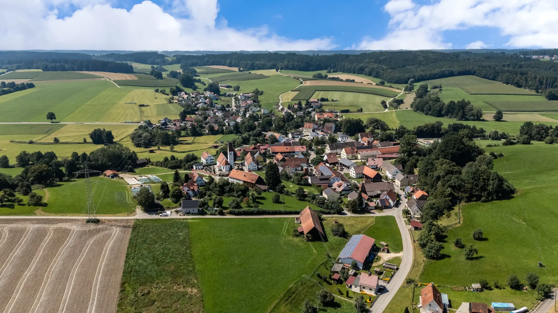 Siegertshofen zwischen Wiesen, Feldern und Wäldern