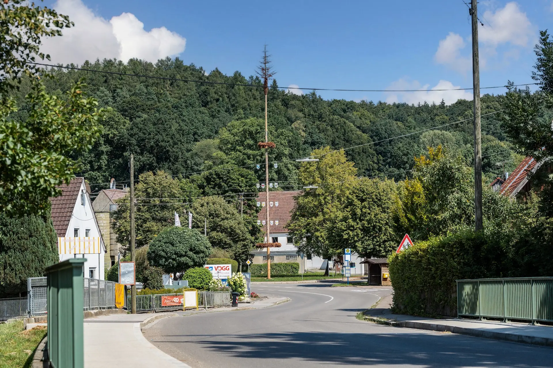 Dorfstraße mit Maibaum in Siegertshofen