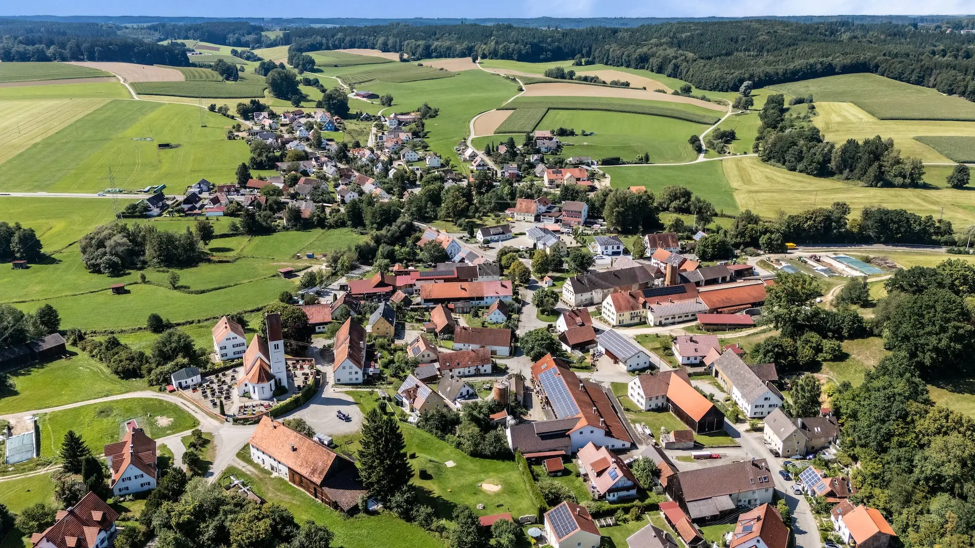 Siegertshofen mit Kirche und umgebender Kulturlandschaft