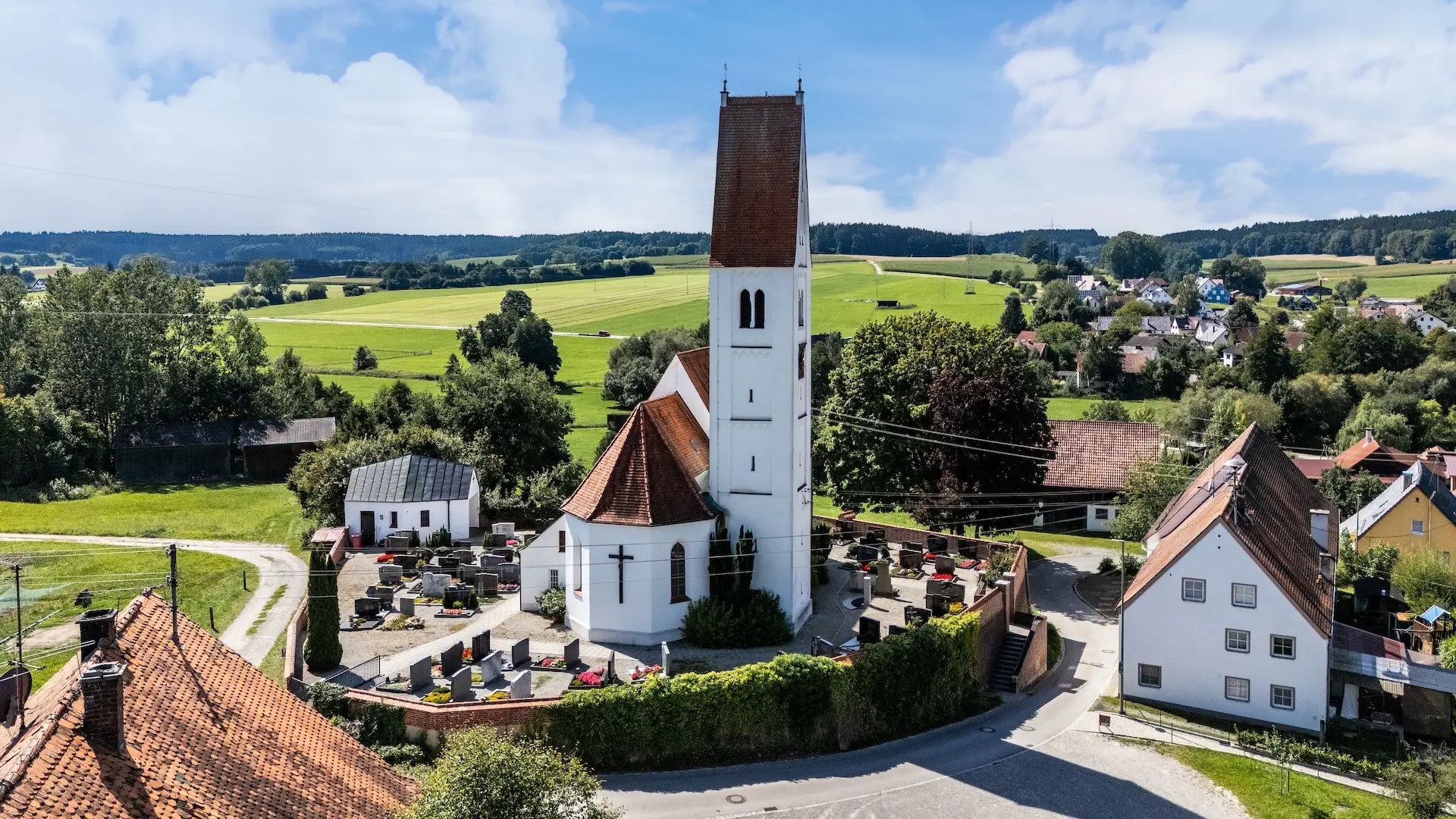 Kirchturm von Siegertshofen vor grüner Landschaft
